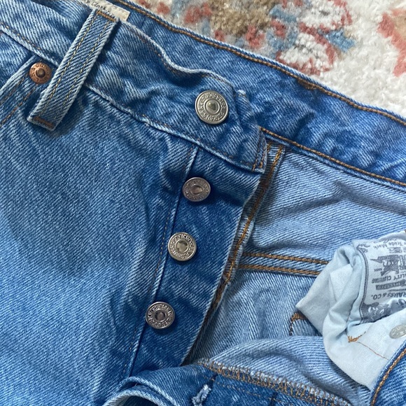 Blue Levi Jeans 28x30 - Picture 4 of 4